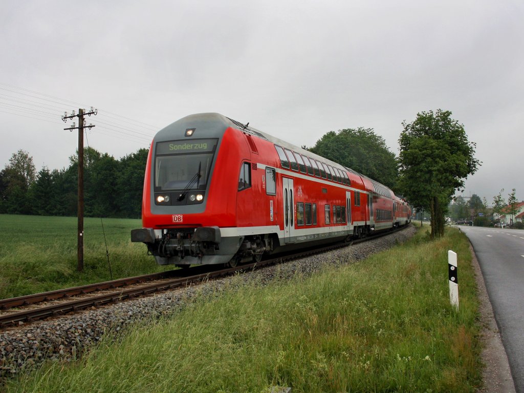 Ein Sonderzug von Pfarrkirchen nach Augsburg am 28.05.2011 unterwegs auf der Rottalbahn bei Massing. 