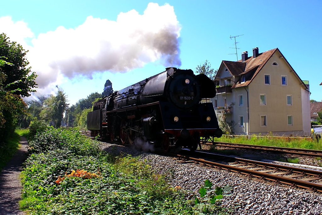 Ein Sonderzug von Salzburg erreicht Lindau, gezogen wurde er zwischen Buchloe und Lindau von der 01 1533, hier befindet sich die Lok gerade auf einer Dreh-Fahrt auf dem Gleisdreieck Lindau hbf - Lindau Reutin - Lindau Aeschach, der Zug kommt gerade aus Reutin, aufgenommen am 8.9.2012