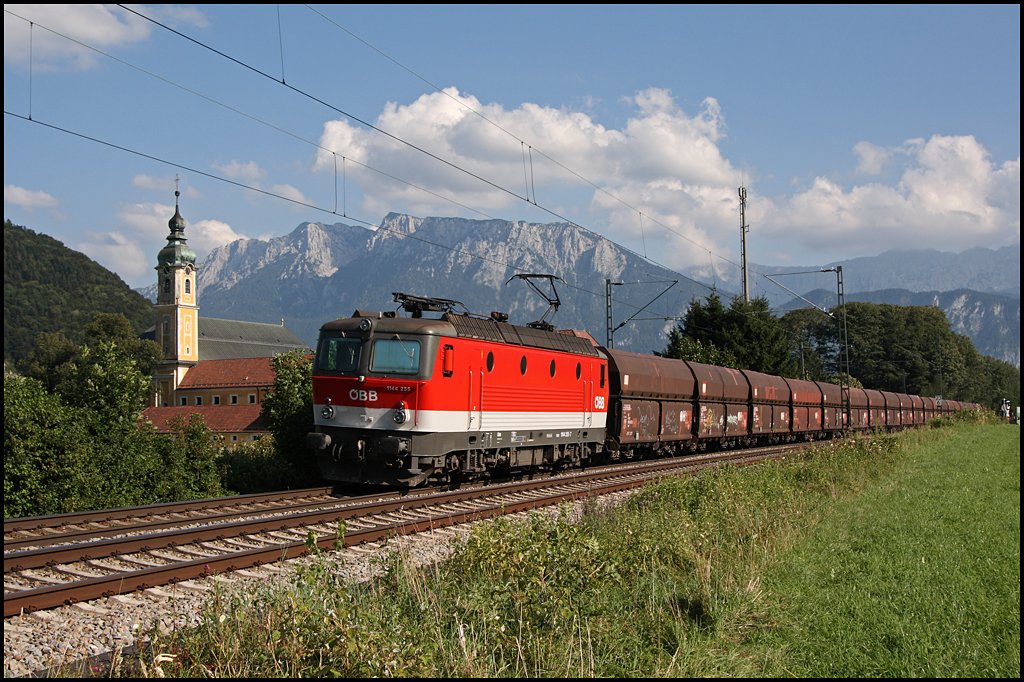 Ein sonniger Augustnachmittag im Inntal: Die Innsbrucker 1144 255 (9181 1144 255-7) hat die Aufgabe den abendlichen Kalkzug von Kirchbichl/Tirol nach Rohrdorf zu bringen. (06.08.2009)