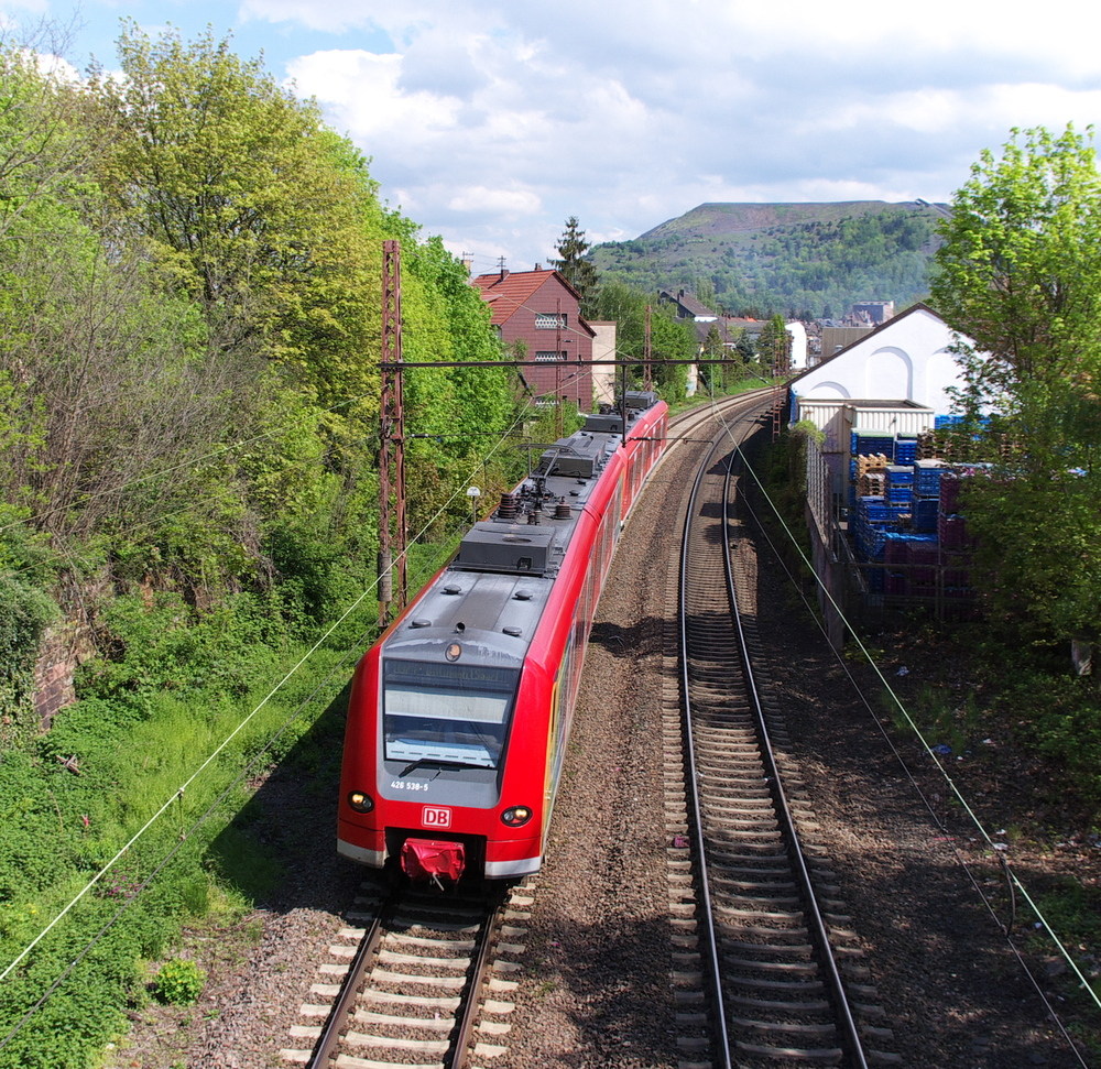 Ein sonniger Tag in der Stadt des Sonnenknigs - 

Saarlouis (Sarre-Louis) ist eine Grndung des Sonnenknigs Ludwig XIV.

Vielleicht scheint deswegen die Sonne hier etwas mehr als in anderen Stdten.

426 038 und ein weiterer 426er bringen die  Entlaster  RB St. Ingbert - Dillingen/Saar aus Ensdorf. Die beiden 426er werden unter dem Standpunkt in Fraulautern hindurch fahren und dann direkt in den Hbf. Saarlouis einlaufen.

KBS 685 03.05.2012