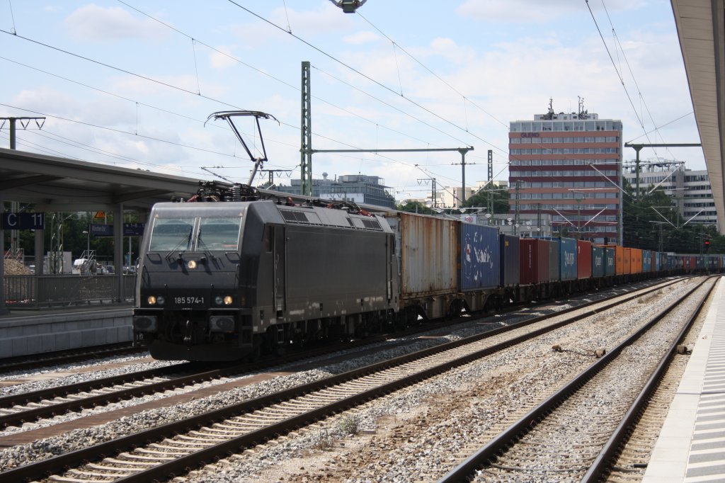 Ein sonntglicher Gterzug in Mnchen Ost auf Durchfahrt mit 185 574-1 am 08.07.2012