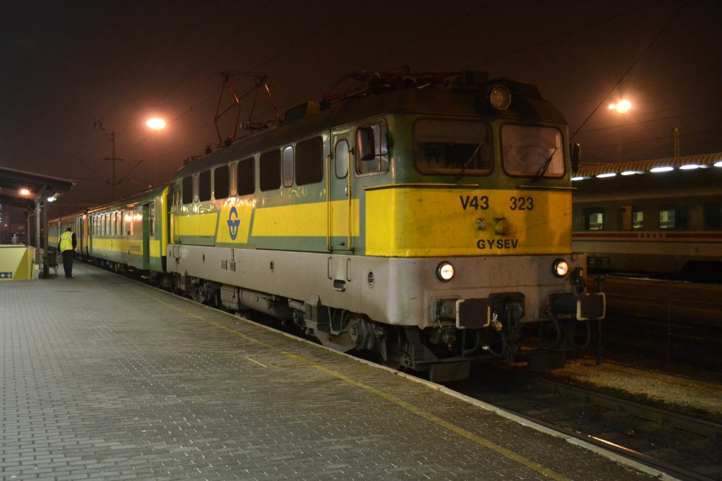 Ein  sortenreiner  GySEV Zug mit Ex-BB-Schlierenwagen am 28.12.2011 in Szombathely