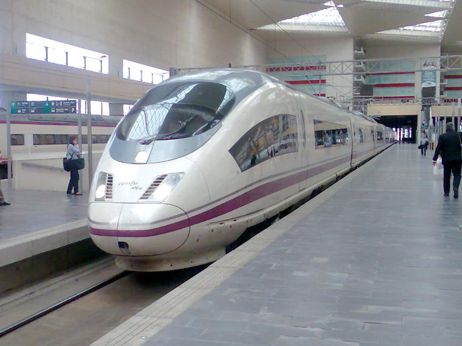 Ein spanischer AVE S-103 Velaro am 14.04.2011 in Zaragoza.