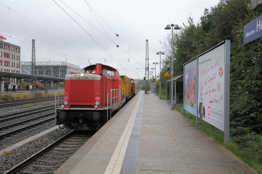 Ein Spassvogel war wohl auf der 212 310, die zusammen mit 212 298 am 16.10.10 den Schienenputzzug  am Heimeranplatz vorbeibrachten