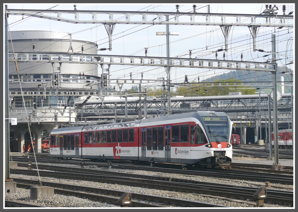 Ein Spatz 130 004-5 als S4 nach Stans verlsst den Schmalspurteil des Luzerner Hauptbahnhofs. (22.10.2010)