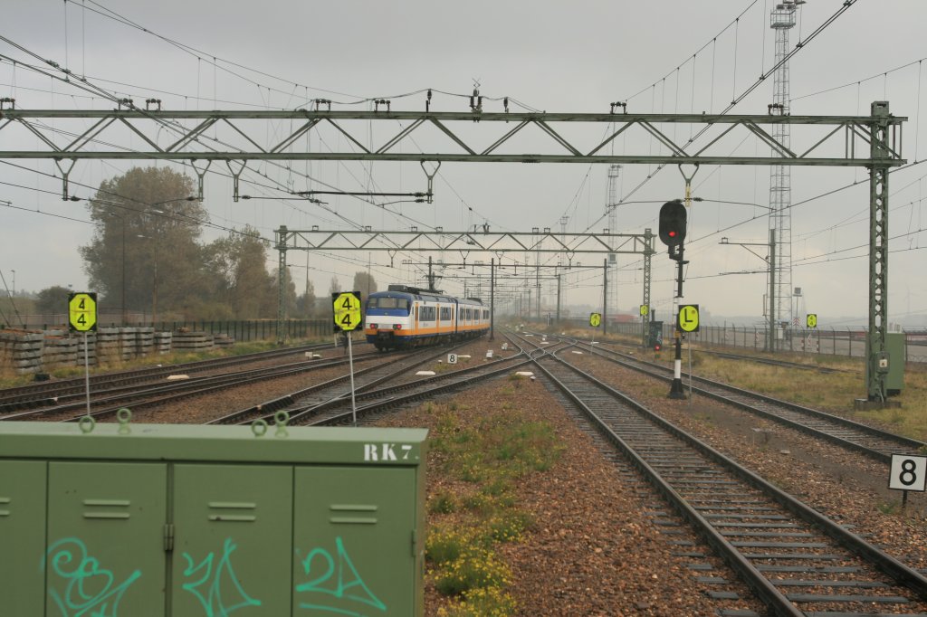 Ein Sprinter fhrt bei Hoek van Holland ab richtung Rotterdam Centraal.