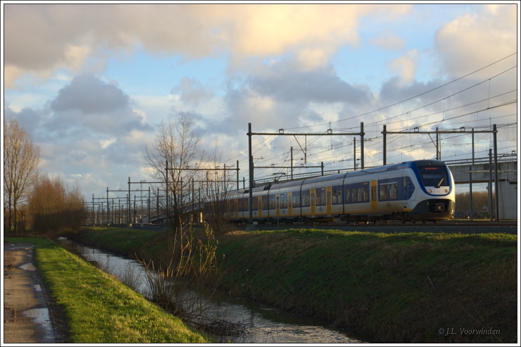 Ein Sprinter Lighttrain fuhr am 2. Januar 2012 als RE nach Den Haag, hier beim Rangierbahnhof Kijfhoek zwischen Dordrecht und Rotterdam.