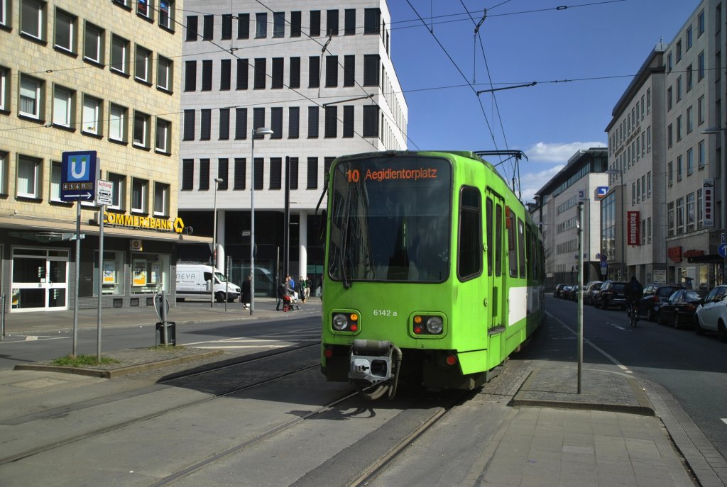 Ein Stadbahnzug der Linie 10 nach Aegientorplatz am 08.04.2012 beim verlassen der Haltestelle Steintor/Hannover