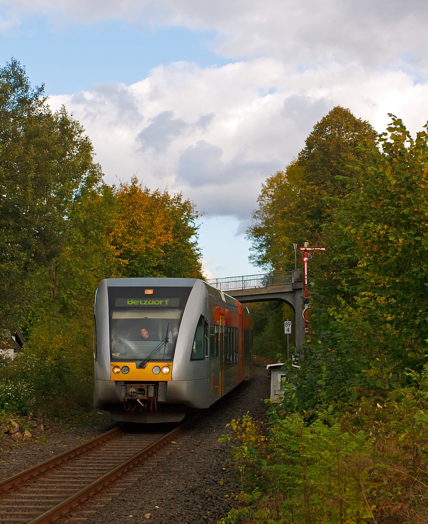 Ein Stadler GTW 2/6 der Hellertalbahn kommt am 07.10.2012 vom Bf Herdorf und fhrt Richtung Betzdorf, hier in Herdorf kurz nach der Brcke Homscheidstrae. 