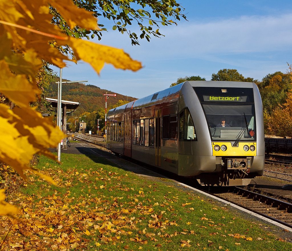 Ein Stadler GTW 2/6 der Hellertalbahn fhrt am 18.10.2012 vom Bahnhof Herdorf weiter in Richtung Betzdorf/Sieg.
