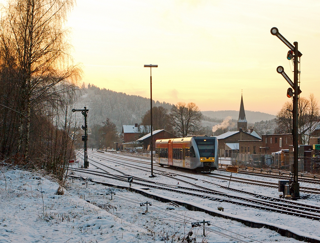 Ein Stadler GTW 2/6 der Hellertalbahn fhrt am 06.12.2012, ber die gleichnamentliche Hellertalbahn (KBS 462), vom Bahnhof Herdorf weiter in Richtung Neunkirchen.