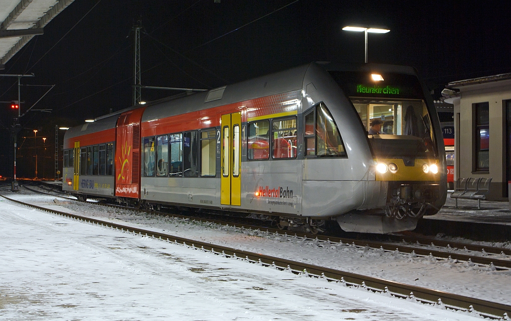 Ein Stadler GTW 2/6 der Hellertalbahn steht am 07.12.2012 abends um 20:38 Uhr in Betzdorf/Sieg zur Abfahrt nach Neunkirchen bereit.
