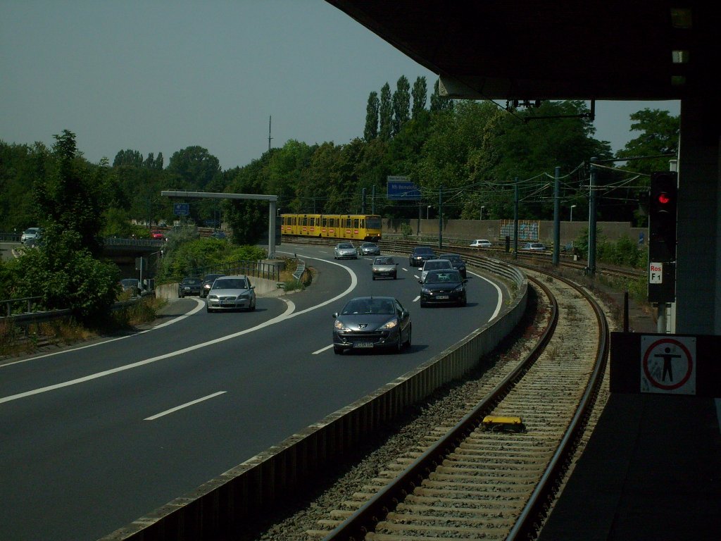 Ein Stadtbahnwagen auf der A40? Hier gesehen bei der Einfahrt in die Haltestelle Mhlheim Rhein Ruhr Zentrum.