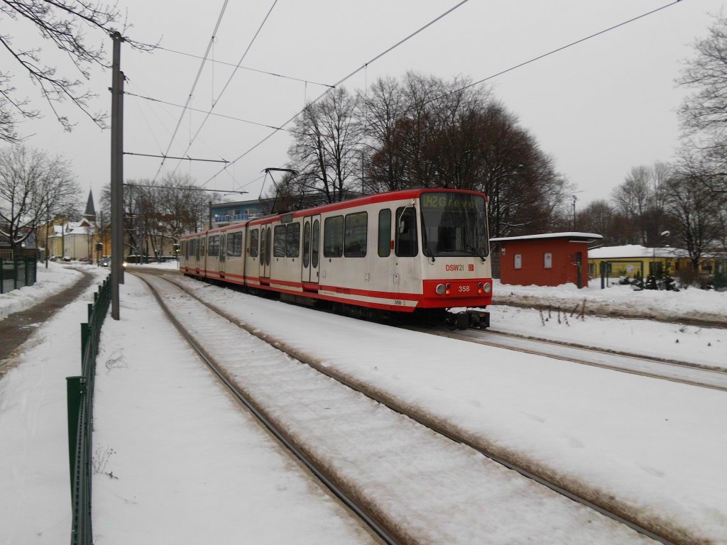Ein Stadtbahnwagen B der Dortmunder Stadtwerke ist am 27.12.2010 in Dortmund-Hombruch unterwegs.