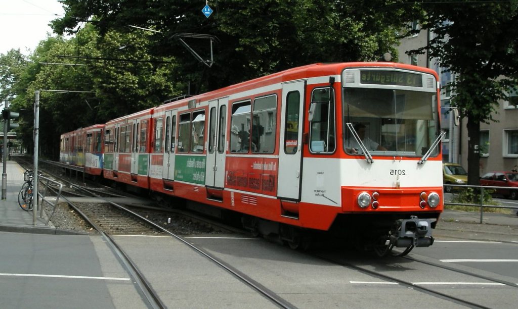 Ein Stadtbahnwagen B der ersten Generation am 14. Juni 2004 auf der Grtellinie 13 in Kln. Der Wagen befand sich zumindest uerlich noch fast im Ursprungszustand - auffallend neu ist nur die Matrixanzeige ber dem Frontfenster. Die Einstiegstren waren im Bereich des Fensterbandes ursprnglich auch rot lackiert; die Einzeltren direkt hinter den Fhrerstnden werden nicht mehr fr den normalen Fahrgastwechsel benutzt (deswegen fehlen jetzt auch innen und auen die ffnungstasten fr die Fahrgste), sie knnen vom Fahrer aber noch direkt geffnet werden.

Das Bild ist um die senkrechte Achse gespiegelt und aus dem ursprnglichen Photo herausvergrert, damit die technischen Einzeiheiten am Fahrzeug gut erkennbar sind.