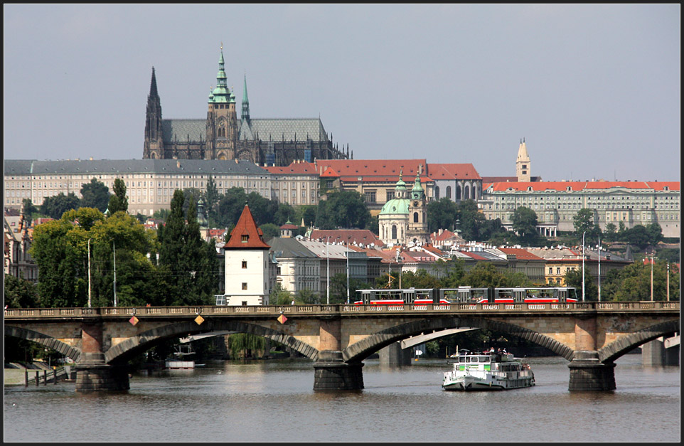 Ein Städtefoto mit Straßenbahn: Im Vordergrund mit Tram die Palackého most, darüber die Prager Burg. 

11.08.2010 (M)