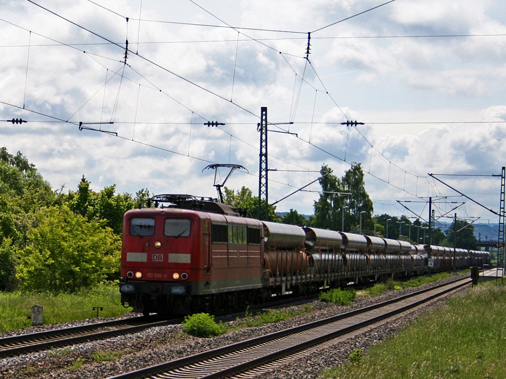 Ein Stahlrohrzug mit 151 006 ist auf dem Weg nach Norden. Erwischt am 30.05.2013 in Eggolsheim