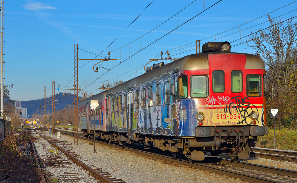 Ein stark beschmierter 813-034 fhrt durch Maribor-Tabor Richtung Maribor Hauptbahnhof. /26.11.2012