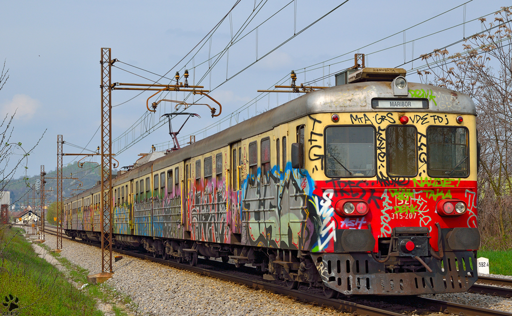 Ein stark beschmierter S 315-207 fhrt durch Maribor-Tabor Richtung Maribor Hauptbahnhof. /20.4.2013