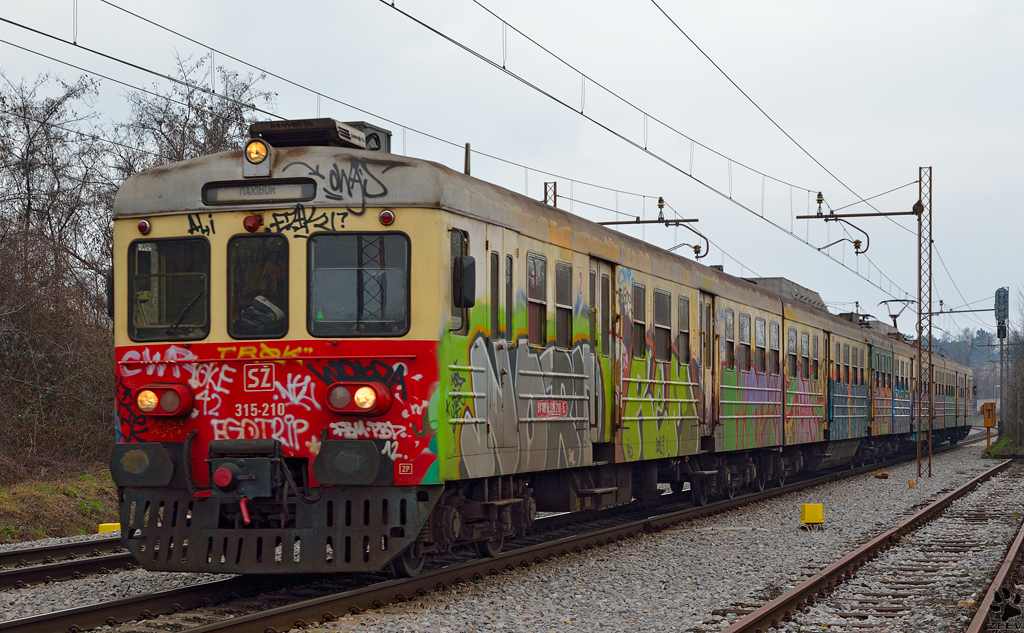 Ein stark beschmierter S 315-210 fhrt durch Maribor-Tabor Richtung Maribor Hauptbahnhof. /1.4.2013