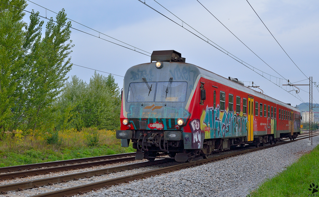 Ein stark beschmierter S 813-117 fhrt durch Maribor-Tabor Richtung Pragersko. /19.9.2012 