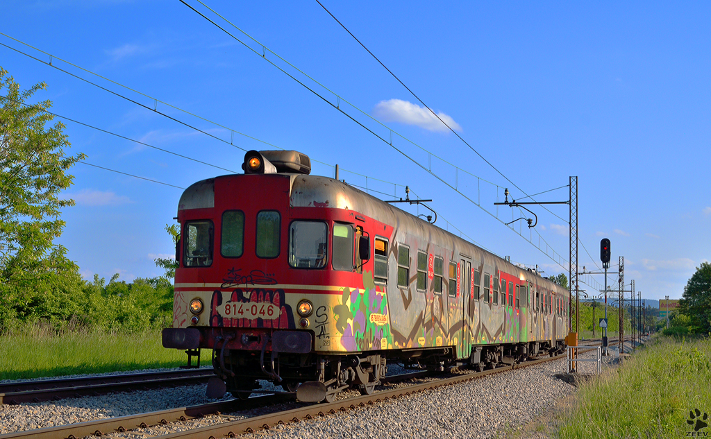 Ein stark beschmierter S 814-046 fhrt durch Maribor-Tabor Richtung Maribor Hauptbahnhof. /15.5.2012