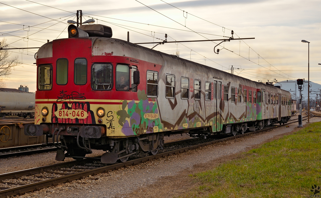 Ein stark beschmierter SZ 814-046 verlist  Bahnhof Pragersko Richtung Ptuj. / 09.12.2011