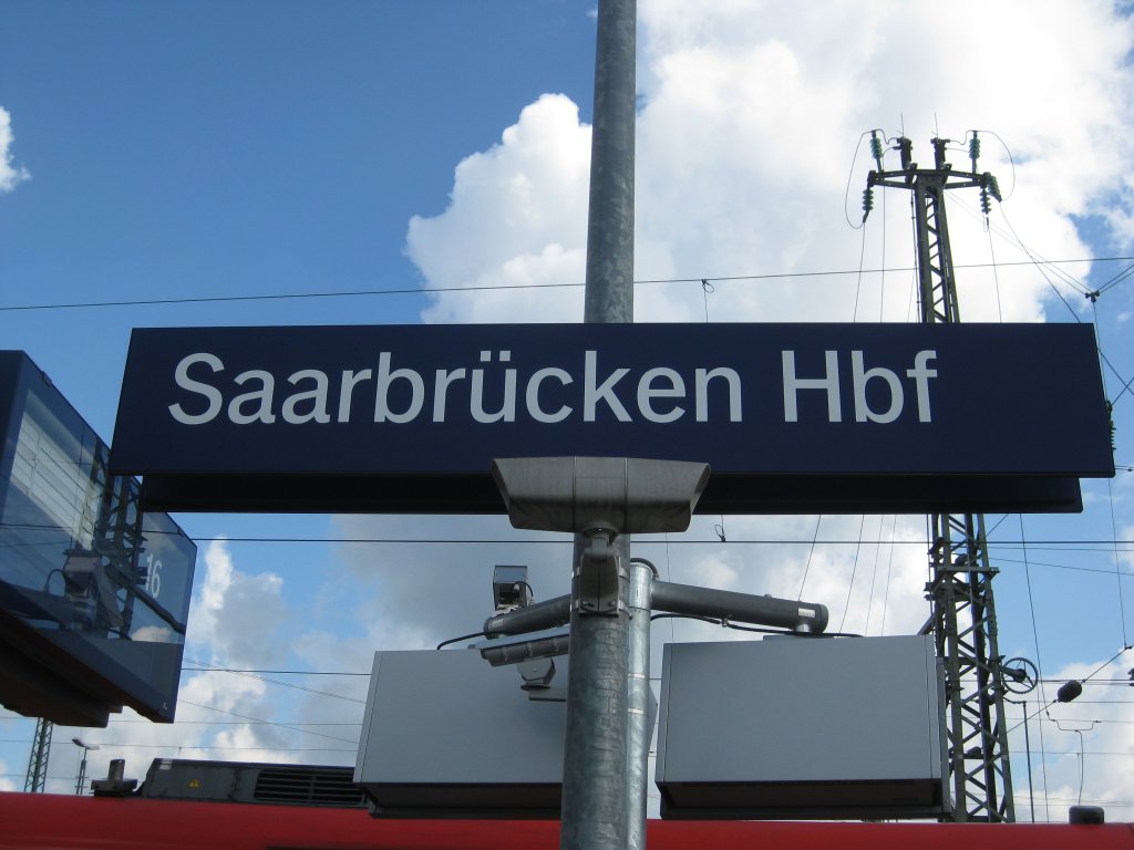 Ein Stationsschild vom Hauptbahnhof Saarbrcken. Die Aufnahme entstand am 30.07.2010 auf dem Bahnsteig zu Gleis 14/16. Am unteren Bildrand kann man eine Br 425 erkennen.