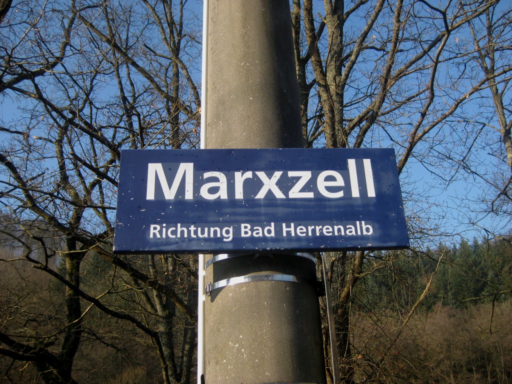 Ein Stationsschild von Marxzell auf dem Bahnsteig Richtung Bad Herrenalb am 30.01.2011.