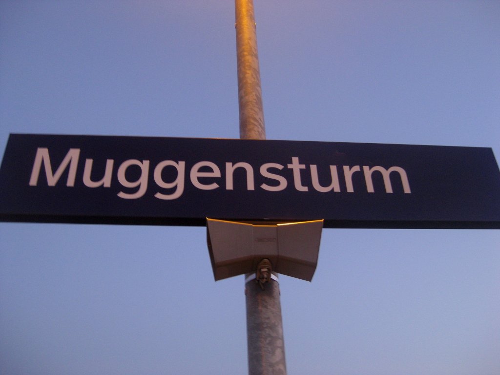 Ein Stationsschild von Muggensturm am 04.03.2011 auf dem Bahnsteig Gleis 1 in Richtung Karlsruhe