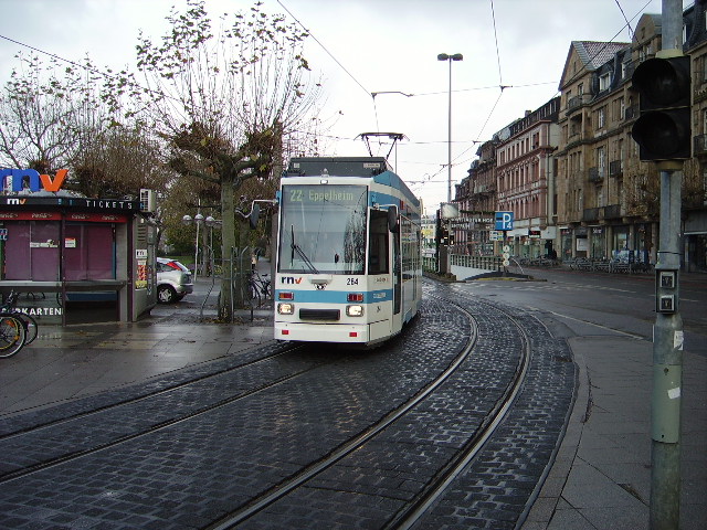 Ein Stra�enbahn des RNV in Heidelberg am Bismarckplatz am 27.11.10