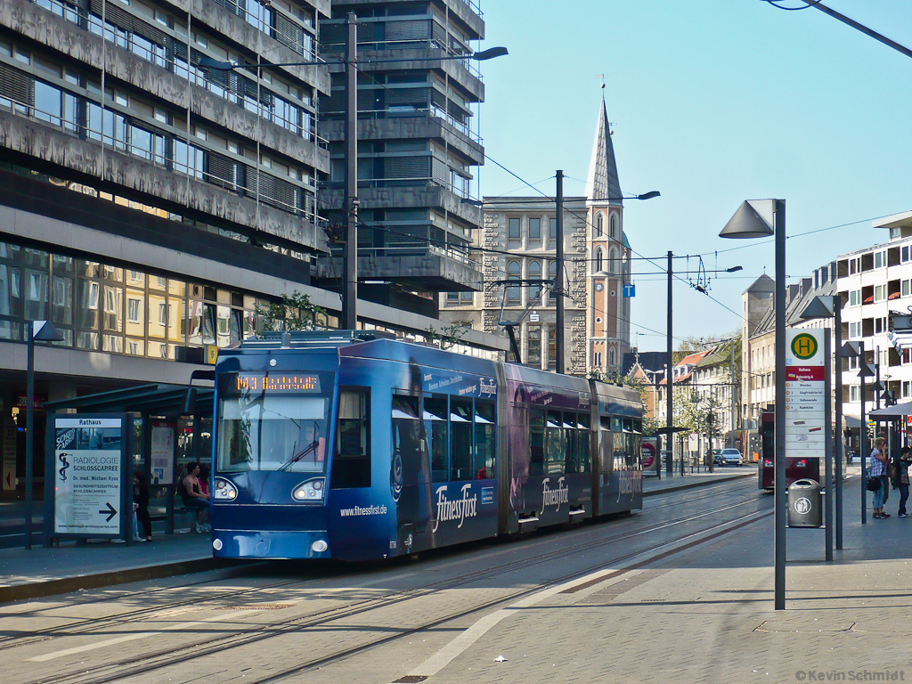 Ein Straßenbahn-Niederflurfahrzeug des Typs NGT8D verlässt auf der Braunschweiger Straßenbahnlinie M3 von Hagenmarkt nach Weserstraße die Station Rathaus. (24.04.2011)