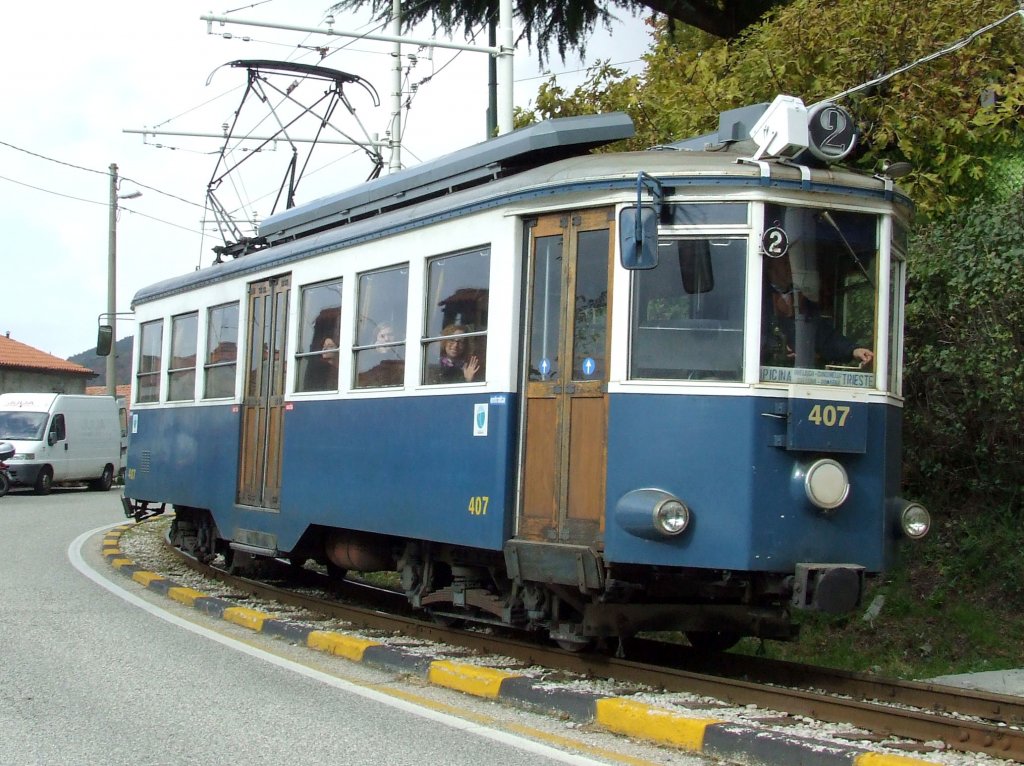 Ein Straenbahnwagen der Tramvia Trieste am 30.10.2010.