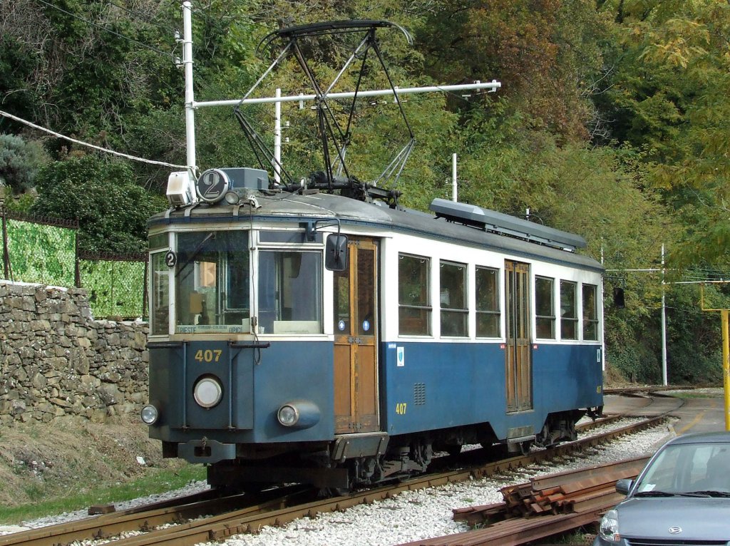 Ein Straenbahnwagen der Tramvia Trieste auf seiner Fahrt Bergaufwrts in die Hgel Triests am 30.10.2010.