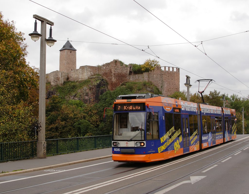 Ein Straenbahnzug der  HAVAG  ist am 05.10.2011 auf der Linie 7 von Halle (Innenstadt) kommend, unterhalb der Burg Giebichenstein auf der gleichnamigen Saalebrcke, unterwegs zum Hallenser Ortsteil Krllwitz.