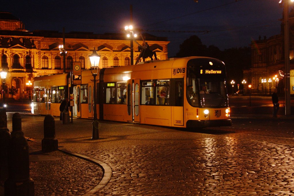 Ein Straenbahnzug der Linie 8 in Richtung Hellerau am Abend des 30.08.2012 an der Haltestelle  Theaterplatz , zwischen Schlo, Zwinger und Semper-Oper im Dresdener Zentrum. In Ermangelung eines Statives (das lag in 600 km Entfernung zu Hause!) habe ich die Aufnahme, wider aller Regeln der Fotokunst fr Nachtaufnahmen, ausnahmsweise mal  frei Hand  gemacht! Auch wenn es mit Sicherheit keinen Preis fr Vollkommenheit erhalten wird ;-), wollte ich das Bild dennoch mal vorstellen.