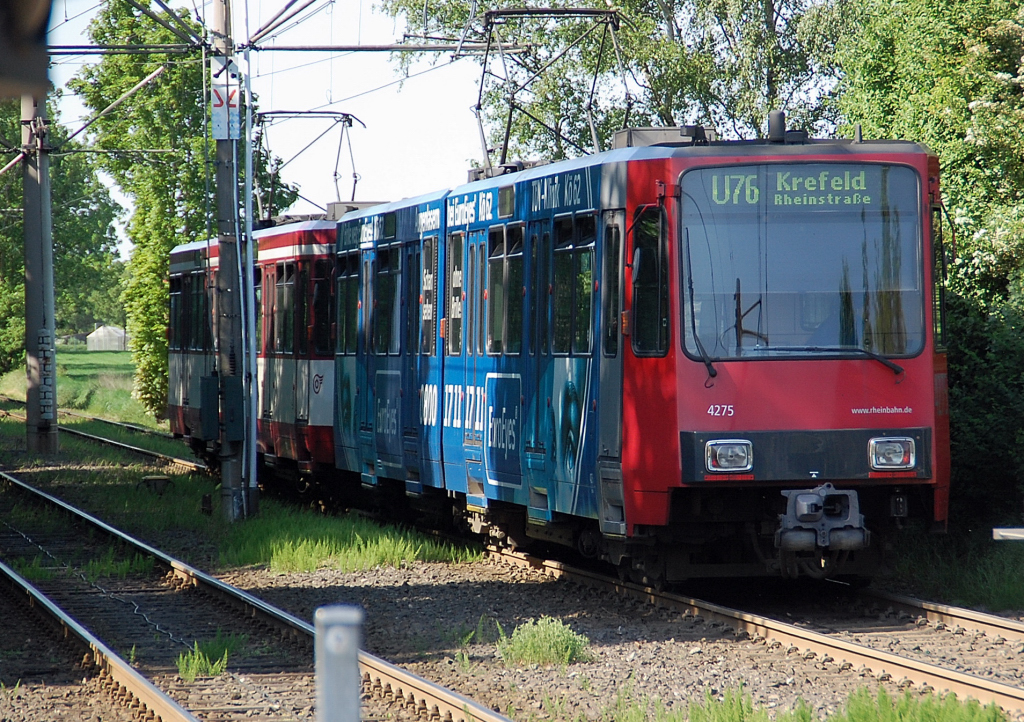 Ein Strassenbahnzug der Linie U76 hat so eben den Bahnsteig der Haltestelle  Grundend  in Krefeld verlassen in Richtung Rheinstrae. 1.Mai 2011