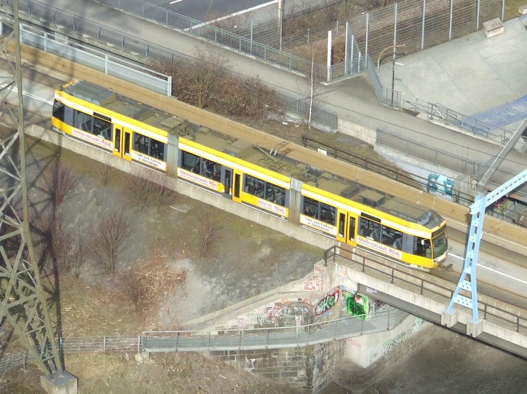 Ein Straenbahnzug der Oberhausener Straenbahnen berquert am 18.03.2010 eine Brcke ber den Rhein-Herne Kanal nahe des Gasometers.