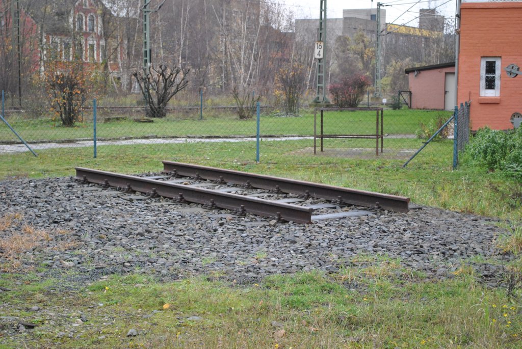 Ein Stck Bahnschiene vor dem Museumstellwerk in Lehrte am 20.11.2010