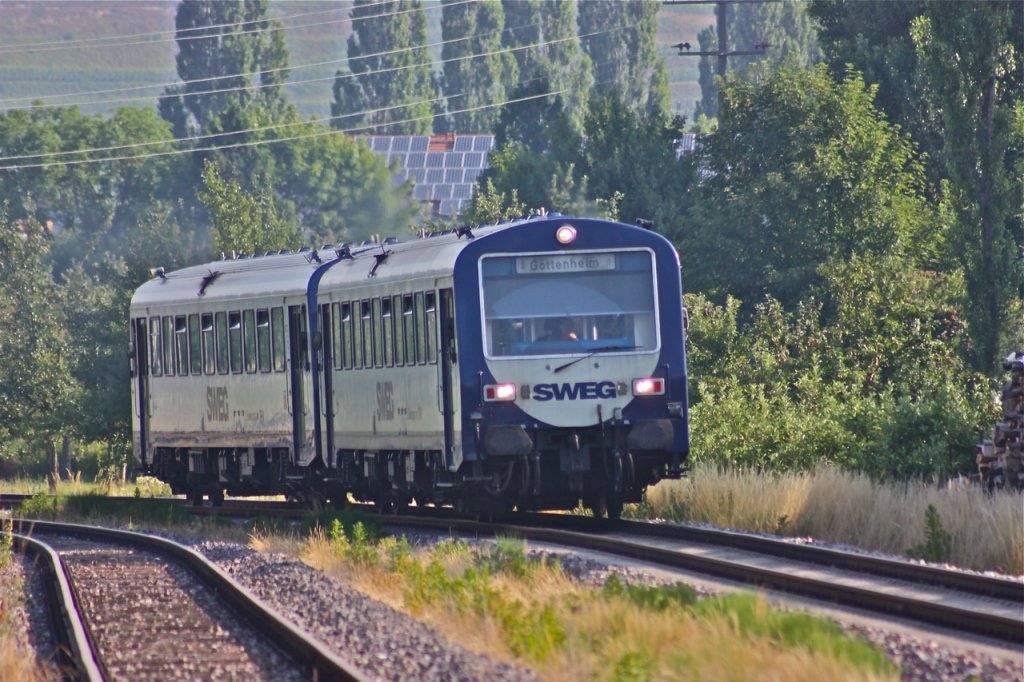 Ein SWEG Zug (mit neuer Lackierung) auf dem Weg von Endingen nach Gottenheim, bei Btzingen. 