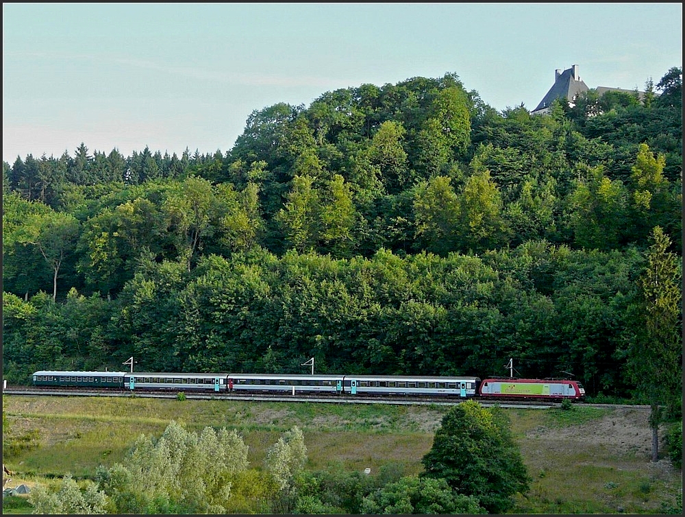 Ein symboltrchtiges Bild mit dem Sonderzug zum Musikfestival in Wiltz, welches jedes Jahr im Hof des oben rechts zu sehenden Schlosses stattfindet. Der Zug bestand am 09.07.10 aus der E-Lok 4001, drei Corail-, sowie einem Wegmannwagen. (Jeanny)