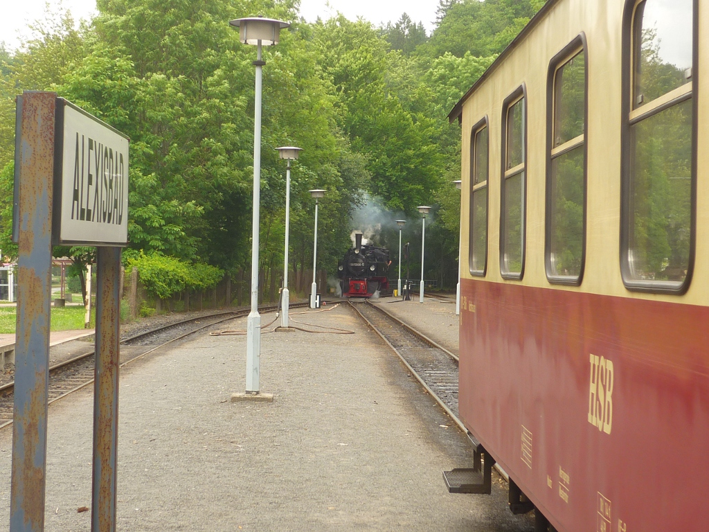 Ein Tag im Selketal: Die 99 5906-5 setzt wieder an ihren Zug. Kurze Zeit spter wird sie nach Quedlinburg dampfen. Alexisbad, 2013-06-28.