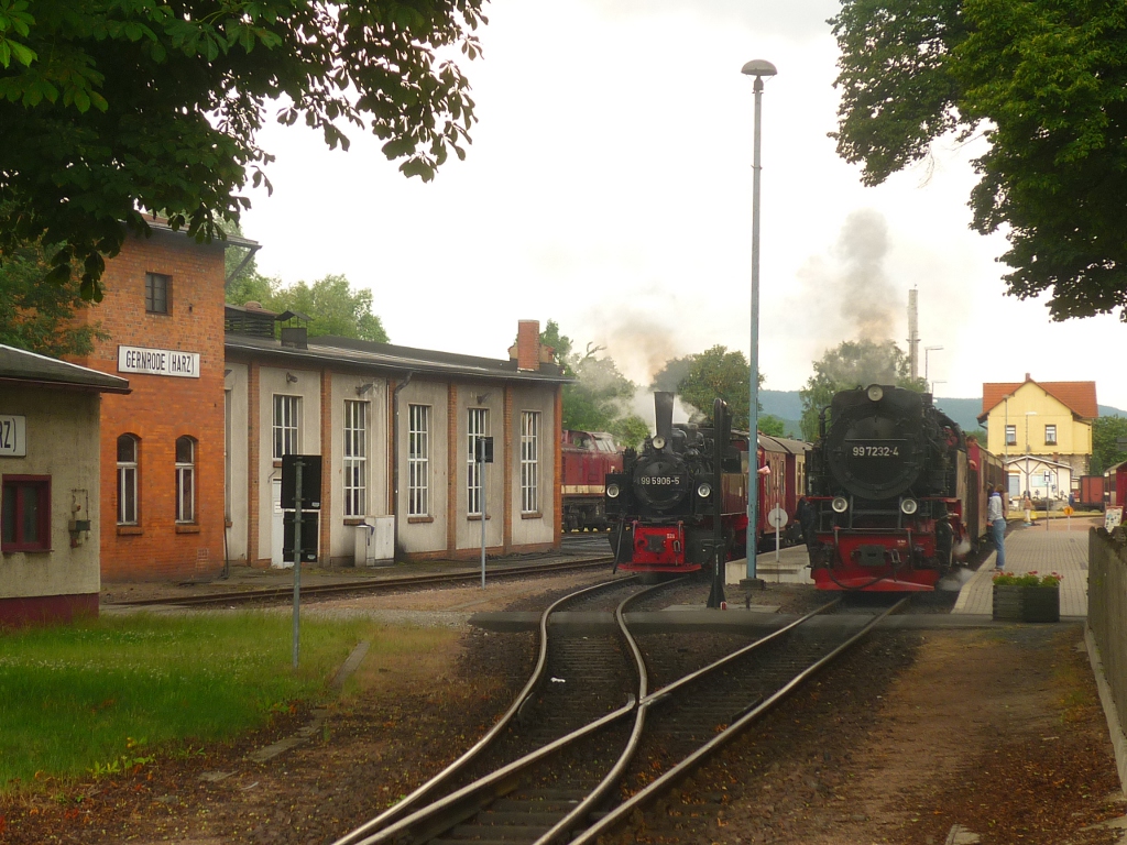 Ein Tag im Selketal: Nachdem 99 5906-5 endlich mit ihrem Zug aus Quedlinburg in Gernrode eingetroffen ist, kann sich 99 7232-4 auf den Weg ins 40km entfernte Hasselfelde machen. Gernrode, 2013-06-28.