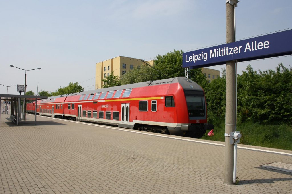 Ein Tag vor der Einstellung Endpunkt der S1 Leipzig Miltitzer Allee ...Steuerwagen vorraus geht es noch mal nach Leipzig Hbf 28.04.2011