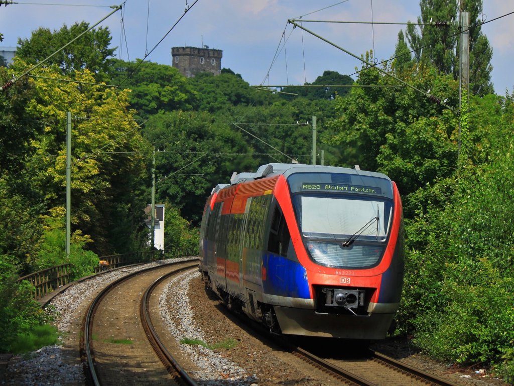 Ein Talent-Doppel der Euregiobahn (RB20) verlt am 09.08.2012 den Haltepunkt Aachen Schanz Richtung Aachen West. Im Hintergrund der Aachener Pulverturm an der Turmstrasse. Mit dem Bau wurde im Jahr 1300 begonnen, er diente als Wehrturm der Stadtmauer und als Feuerposten. Seit 1951 wird er von Studenten mit einer wunderbaren Aussicht ber Aachen als Wohnraum genutzt.