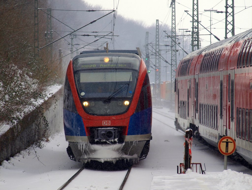 Ein Talent der Euregiobahn bei leichten Schneefall am 14.02.2010 bei der Einfahrt in Aachen West.Rechts wird der RE4 Richtung Herzogenrath geschoben.