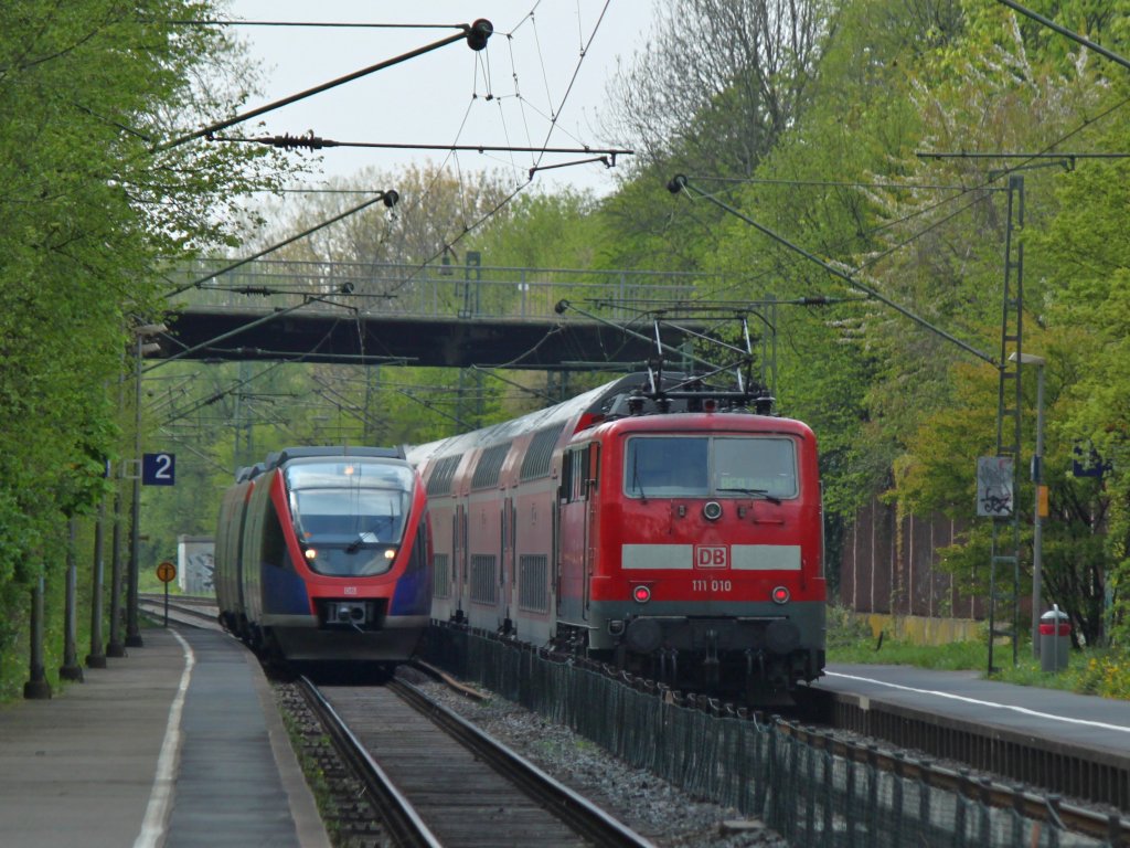 Ein Talent der Euregiobahn RB20 nach Langerwehe und RE9 geschoben von 111 010 nach Aachen Hbf begegnen sich am 16.04.2011 in Eilendorf.