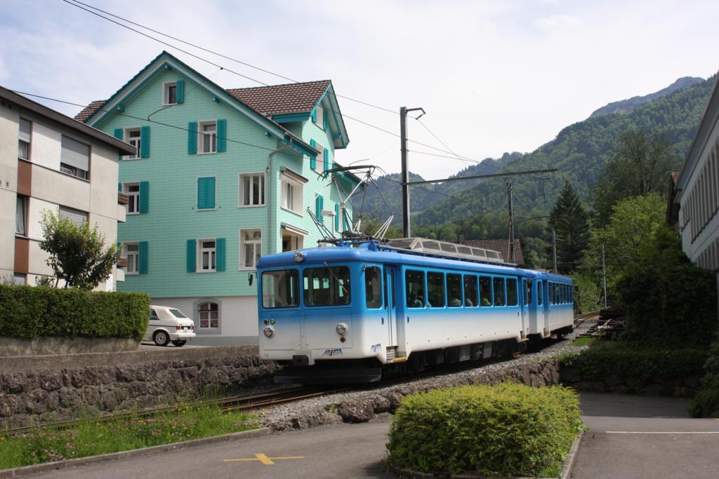 Ein talwrts fahrender Triebwagen Zug der Arth Rigi Bahn erreicht hier
am 17.5.2009 den Ortsrand von Arth Goldau.