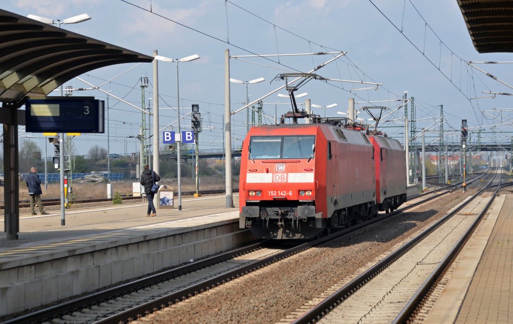 Ein Tandem der BR 152 fuhr am 13.04.12 Lz aus Richtung Wittenberg kommend durch Bitterfeld Richtung Halle/Leipzig.