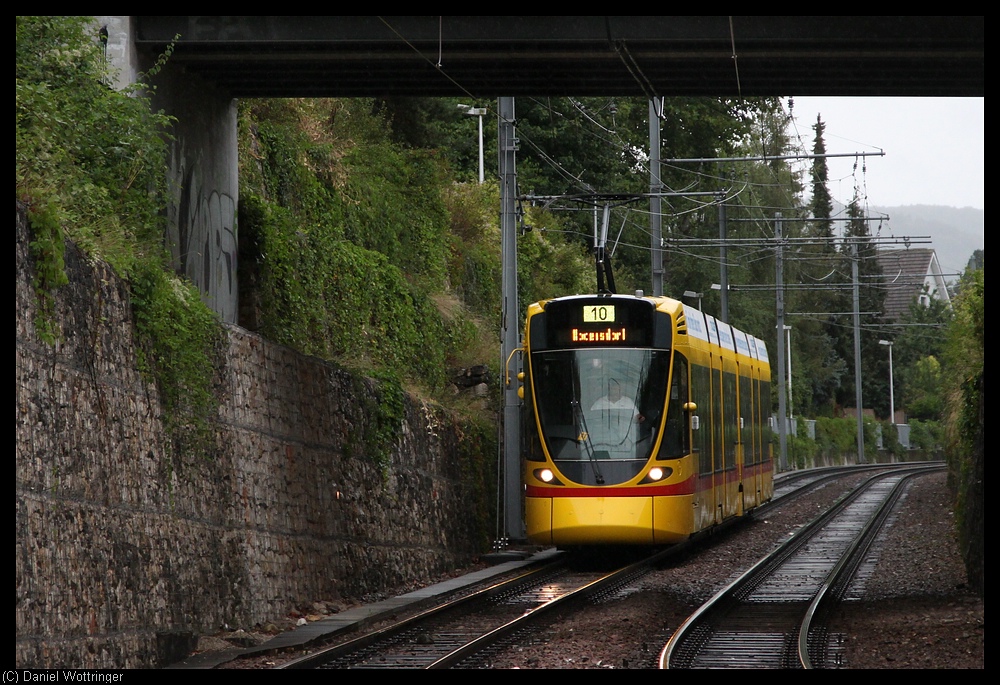 Ein Tango-Tram fhrt am 16. August 2010 in die Haltestelle Brown Boveri ein.